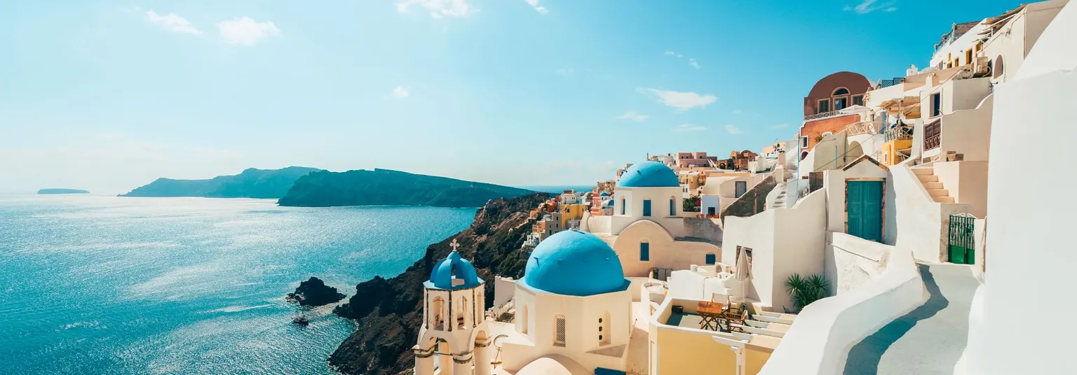 Uitzicht over de zee vanaf Santorini in Griekenland.